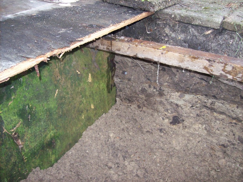 Voor onze toekomstige kantel mast vast een gat gegraven, maar later een houten schot geplaatst tegen het weg spoelen van de grond. 